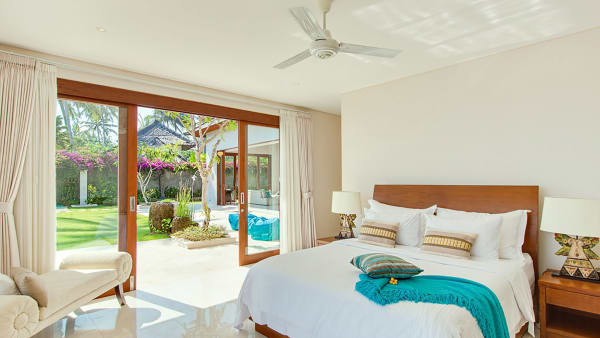 Villa Tirta Nila - The airy oceanfront bedroom